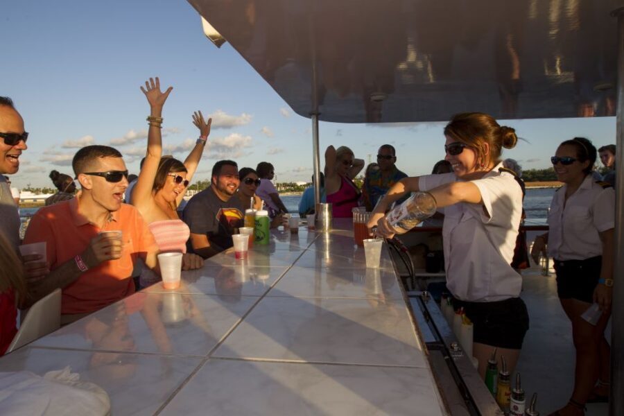 Key West: Sunset Dinner Cruise with Open Bar & Live Music - Meeting Point and How to Avoid the Usual Lines
