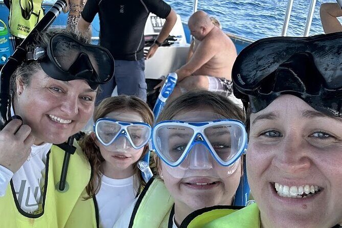 Marathon: COMBO- Snorkel & Sandbar (Coffins Patch Reef) - Crew help is the secret ingredient: Jodie and Joel on the job